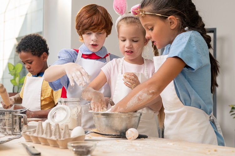 آرد بازی و کیک پختن بچه ها به صورت گروهی