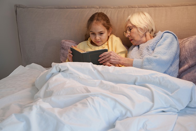 قصه گفتن مادربزرگ برای نوه هنگام خواب